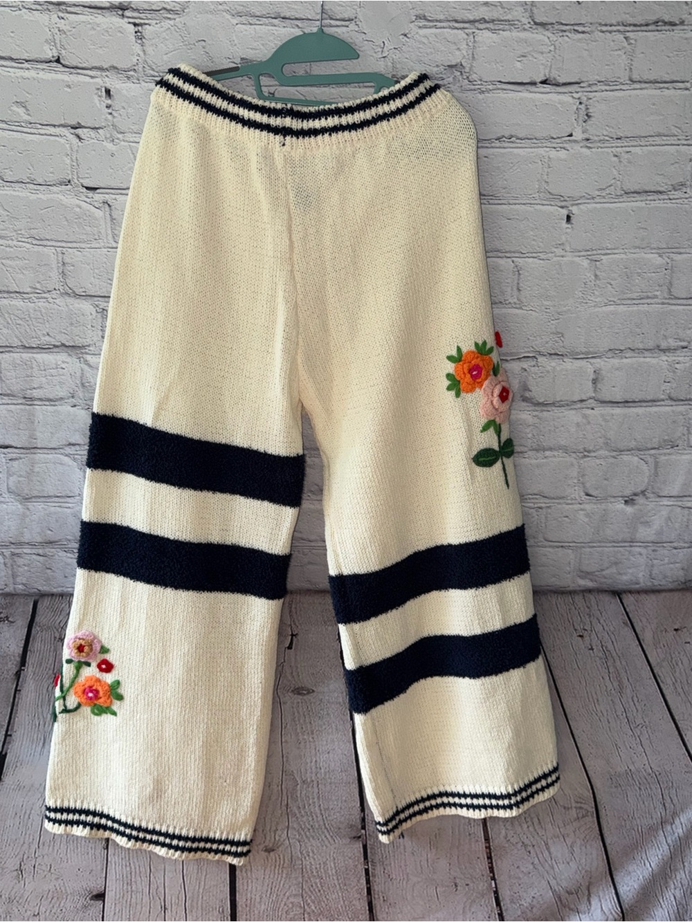 POL Cream & Navy Chenille Floral Embroidered Lounge Set Size Small - Picture 6 of 7